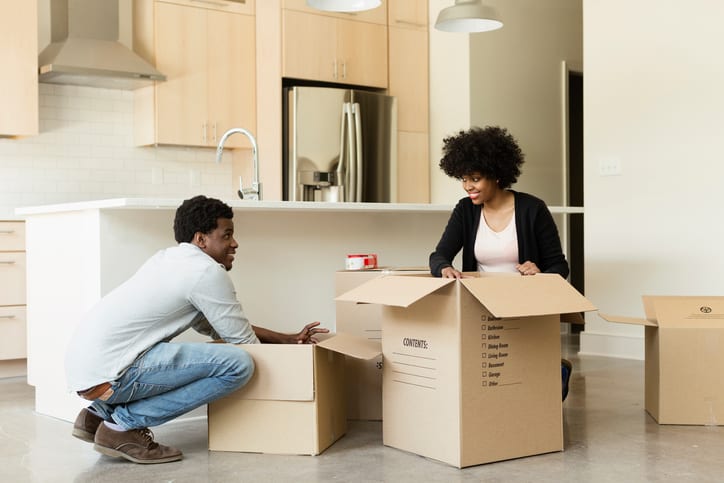Smooth Move Moving Services in South Carolina | couple unpacking cardobard box in hew house